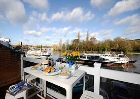 The Oars - Riverfront Property - From 300 Per Night