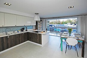 The Oars - Riverfront Property - From 300 Per Night