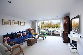 The Oars - Riverfront Property - From 300 Per Night