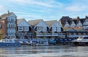 The Oars - Riverfront Property - From 300 Per Night