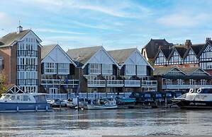 The Oars - Riverfront Property - From 300 Per Night