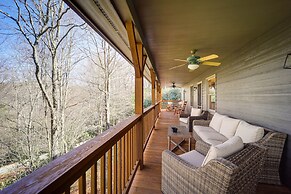 Blowing Rock Escape w/ Covered Deck & Fire Pit