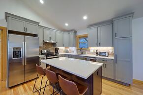 Blowing Rock Escape w/ Covered Deck & Fire Pit