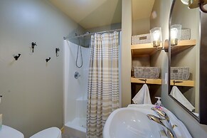 Blowing Rock Escape w/ Covered Deck & Fire Pit