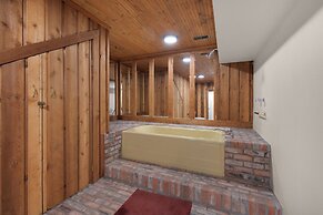 Expansive Monument Home: Hot Tub & Mountain Views!