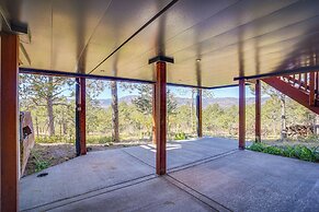 Expansive Monument Home: Hot Tub & Mountain Views!
