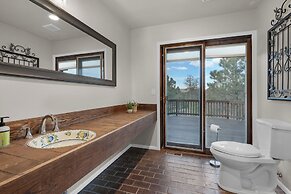 Expansive Monument Home: Hot Tub & Mountain Views!