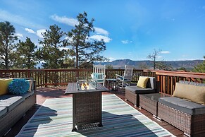 Expansive Monument Home: Hot Tub & Mountain Views!
