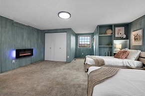 Expansive Monument Home: Hot Tub & Mountain Views!