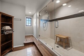 Expansive Monument Home: Hot Tub & Mountain Views!