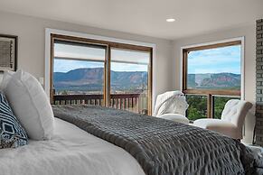 Expansive Monument Home: Hot Tub & Mountain Views!
