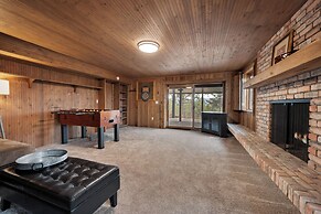 Expansive Monument Home: Hot Tub & Mountain Views!