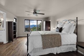 Expansive Monument Home: Hot Tub & Mountain Views!