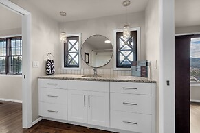 Expansive Monument Home: Hot Tub & Mountain Views!