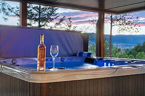 Expansive Monument Home: Hot Tub & Mountain Views!