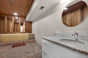 Expansive Monument Home: Hot Tub & Mountain Views!