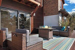 Expansive Monument Home: Hot Tub & Mountain Views!