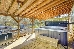 Hocking Hills Hideaway w/ Hot Tub & Fire Pit!