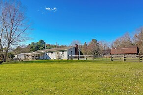 Hocking Hills Hideaway w/ Hot Tub & Fire Pit!