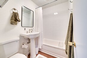 Chic Harrison Home: Walk to Wilson State Park!