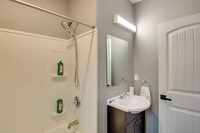Cozy Missouri Escape w/ Balcony, Near Colleges!