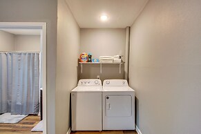 Cozy Missouri Escape w/ Balcony, Near Colleges!