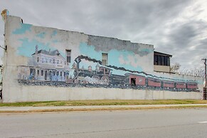 Cozy Missouri Escape w/ Balcony, Near Colleges!