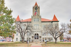 Cozy Missouri Escape w/ Balcony, Near Colleges!