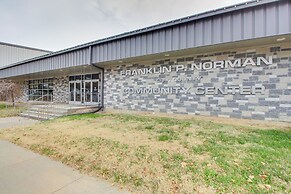 Cozy Missouri Escape w/ Balcony, Near Colleges!