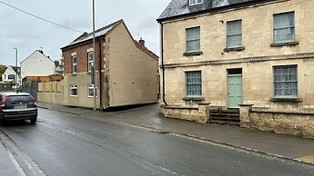 Cotswolds Large 4 Bed House Parking-Wifi