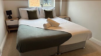 Cotswolds Large 4 Bed House Parking-Wifi