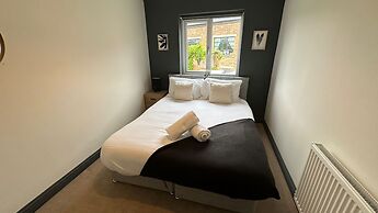 Cotswolds Large 4 Bed House Parking-Wifi