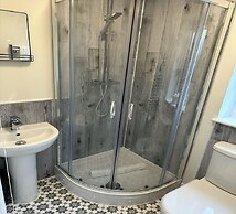 Cotswolds Large 4 Bed House Parking-Wifi