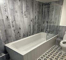 Cotswolds Large 4 Bed House Parking-Wifi