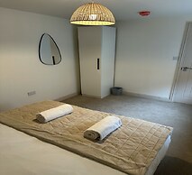 Cotswolds Large 4 Bed House Parking-Wifi