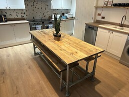 Cotswolds Large 4 Bed House Parking-Wifi