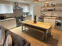 Cotswolds Large 4 Bed House Parking-Wifi