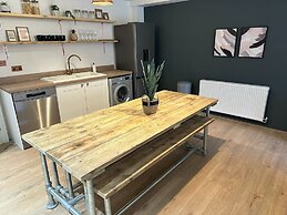 Cotswolds Large 4 Bed House Parking-Wifi