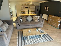 Cotswolds Large 4 Bed House Parking-Wifi