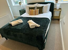 Cotswolds Large 4 Bed House Parking-Wifi