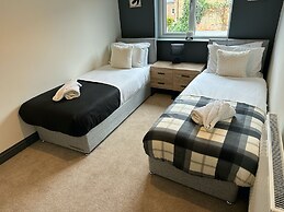 Cotswolds Large 4 Bed House Parking-Wifi