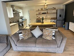 Cotswolds Large 4 Bed House Parking-Wifi