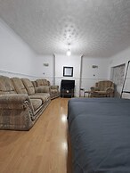 Room in House - Downtown Delight - Triple Room With Garden View