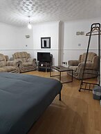 Room in House - Downtown Delight - Triple Room With Garden View