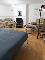 Room in House - Downtown Delight - Triple Room With Garden View