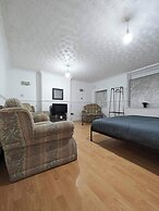 Room in House - Downtown Delight - Triple Room With Garden View