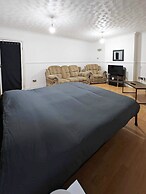 Room in House - Downtown Delight - Triple Room With Garden View