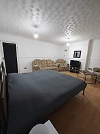 Room in House - Downtown Delight - Triple Room With Garden View