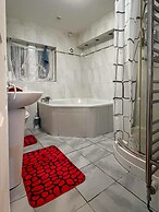 Room in House - Downtown Delight - Triple Room With Garden View