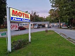 Three Islands Motel